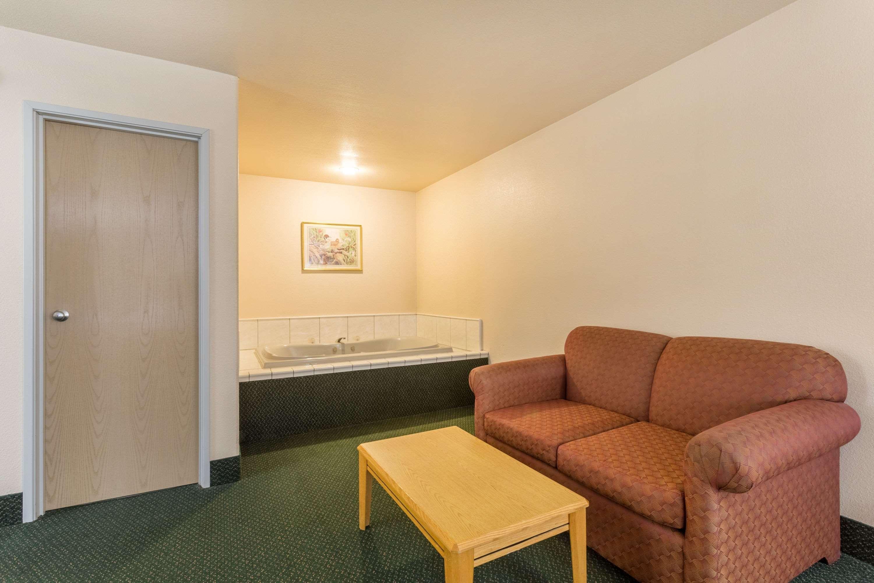 Hotel Super 8 By Wyndham Hamilton Esterno foto